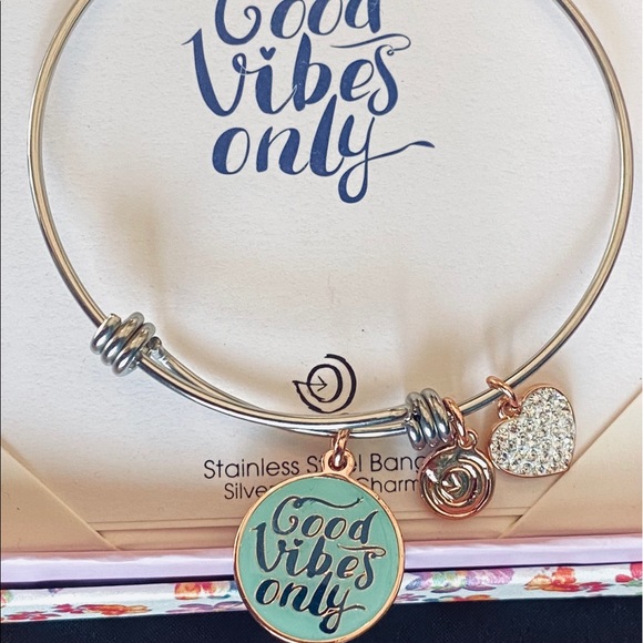 Brand New Boxed ‘GOOD VIBES ONLY’ Charm Bangle Bracelet - Picture 2 of 4